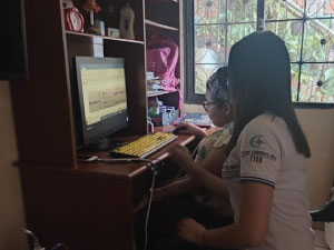 Profesora y estudiante trabajando en las actividades académicas