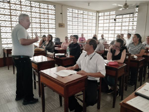Rector del Cibercolegio compartiendo en el colegio Santa Teresita
