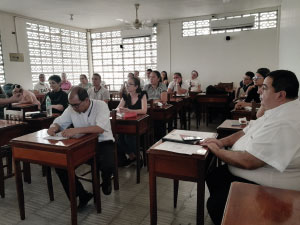 Participantes de la visita en el colegio Santa Teresita