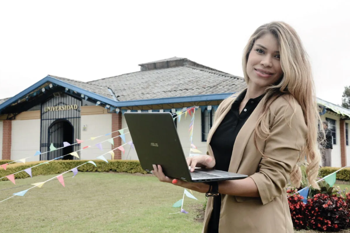 Mujer con computador