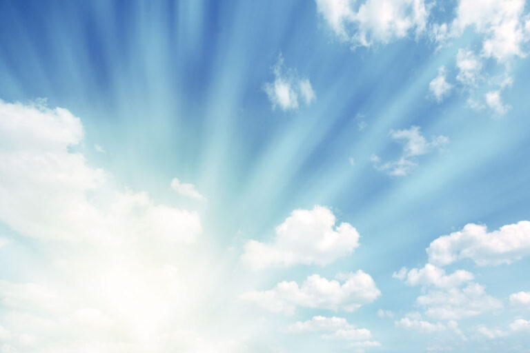 Fotografía del cielo azul con nubes blancas que representan cuando miramos a lo más alto