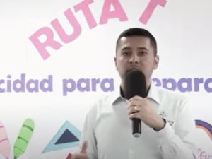 Jhon dirigiendo la tertulia
