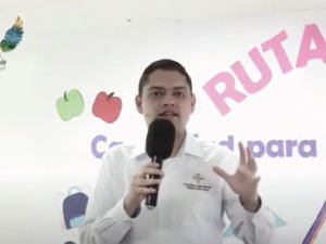 Juan Esteban dirigiendo la tertulia