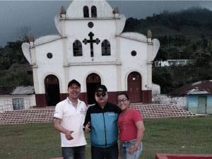 Rector de Cibercolegio y Coordinador de Calidad en Experiencia Ciber en frente iglesia municipio del Aro