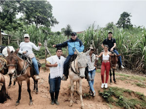 Rector de Cibercolegio y Coordinador de Calidad en Experiencia Ciber de la semana de 2 a 9 de abril, movilizándose a caballo