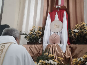Rector de Cibercolegio en Experiencia Ciber de la semana orando