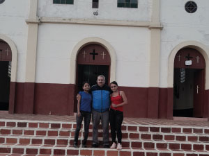 Rector de Cibercolegio en Experiencia Ciber de la semana compartiendo frente iglesia el Aro