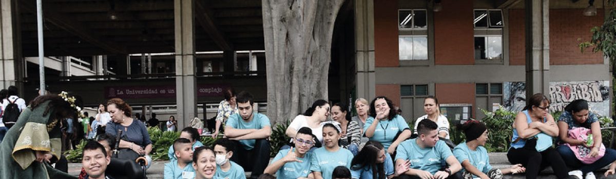 Estudiantes de Primaria Incluyente compartiendo