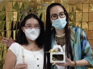 Fotografía Niña que hizo su primera comunion en la capilla del edificio coltejer y acompañante 