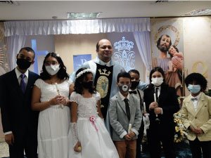 Fotografia niños y niñas que  hicieron su primera comunión en la capilla del Edificio Coltejer y rector del cibercolegio