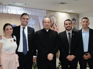 Fotografía equipo del cibercolegio en la capilla del quinto piso Edificio Coltejer