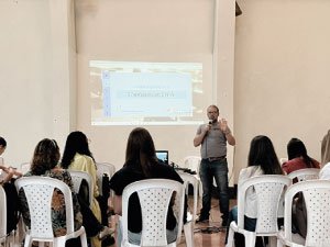Omar Ruiz coordinador académico dando una charla