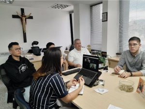 Conversación entre docente Lorena Mazo e instructor de la plataforma