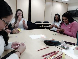 Equipo con la plastilina