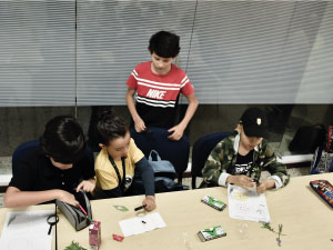 Estudiante haciendo observación de elementos de biología