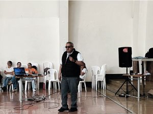 El padre rector, dando el saludo de bienvenida