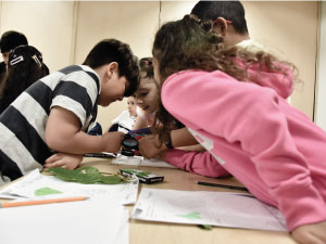 Estudiantes observando con lupa