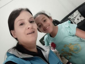 Niña en foto con la profesora