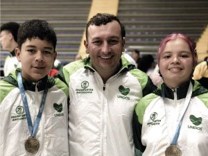 Medallistas con su entrenador