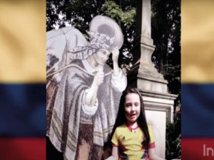 Estudiante del Cibercolegio participando en el acto cívico 