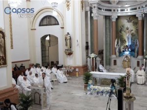 Fotografía de la eucaristía celebrada con motivo de los 25 años de la Fundación Universitaria Católica del Norte, donde participarón sacerdotes de la Diócesis, sacerdotes de la UCN y el Obispo.1