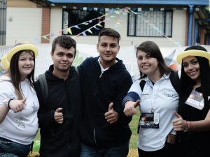 Familias, docentes y administrativos del Cibercolegio disfrutando de una sana convivencia