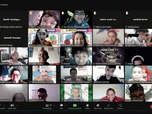 Alumnos en aula de Zoom felices por salir de vacaciones