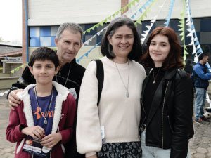 Familias, docentes y administrativos del Cibercolegio disfrutando de una sana convivencia