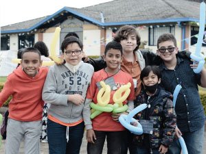 Familias, docentes y administrativos del Cibercolegio disfrutando de una sana convivencia