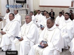 Fotografía de la eucaristía celebrada con motivo de los 25 años de la Fundación Universitaria Católica del Norte, donde participarón sacerdotes de la Diócesis, sacerdotes de la UCN y el Obispo.6