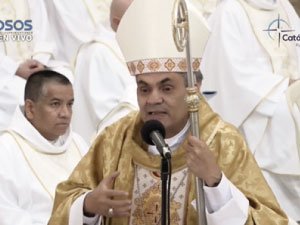 Fotografía de la eucaristía celebrada con motivo de los 25 años de la Fundación Universitaria Católica del Norte, donde participarón sacerdotes de la Diócesis, sacerdotes de la UCN y el Obispo.7