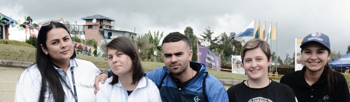 Fotografía de una familia del Cibercolegio UCN felices de participar en las actividades programadas por la institución.