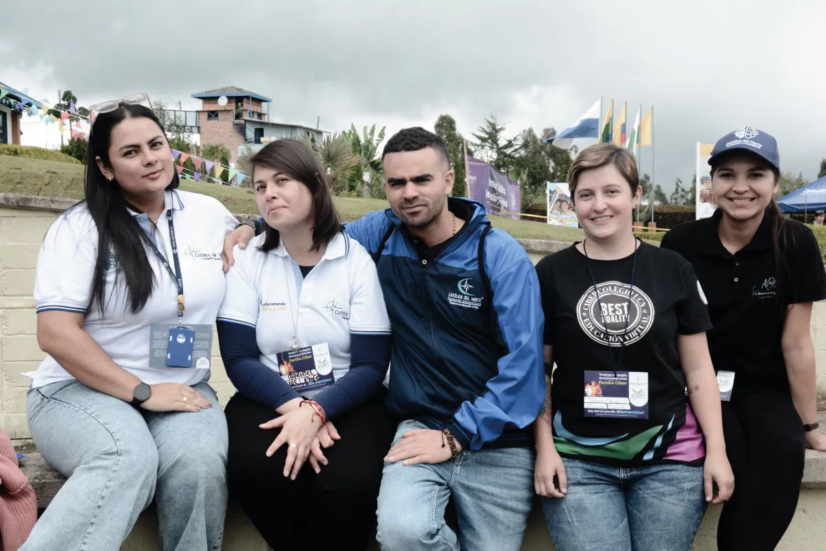 Fotografía de una familia del Cibercolegio UCN felices de participar en las actividades programadas por la institución.