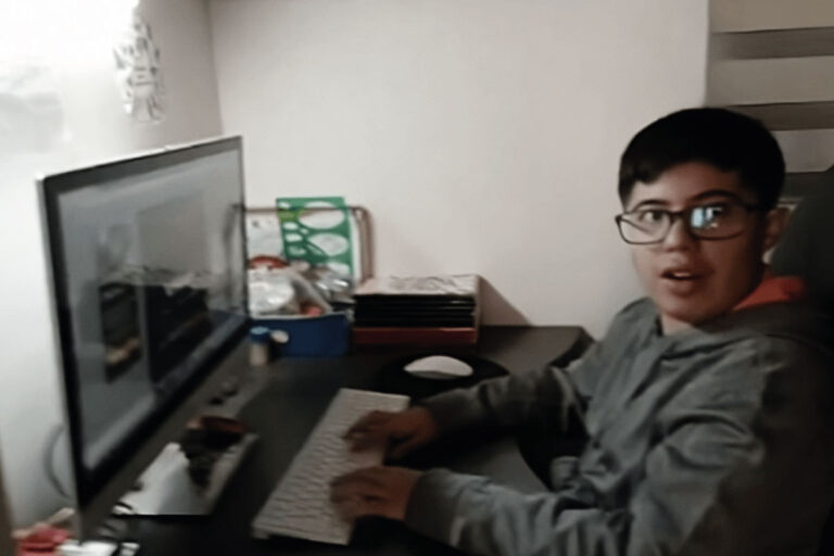 Estudiante exponiendo sobre investigación