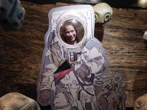 Fotografía de alumnos y docentes del Cibercolegio UCN visitando el planetario de Medellín.12