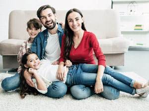 Fotografía de una familia conformada por papá, mamá, hijo e hija