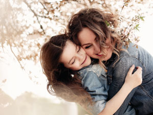 Imagen de una madre abrazando a su hija
