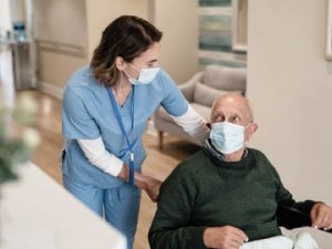 Fotografía con enfermera cuidando a un enfermo