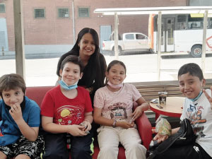 Fotografía de alumnos y docentes del Cibercolegio UCN visitando el planetario de Medellín.2