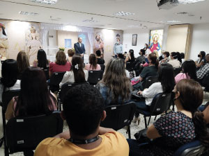 Fotografía de la reunión de inicio del  programa Resilientes con un encuentro donde se tuvo la oportunidad de recibir unas sentidas palabras de bienvenida por parte del Pbro. Eduin Salazar, rector del Cibercolegio UCN, a padres de familia y equipo de trabajo.
