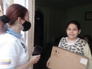 Fotografía de familias y equipo de Primaria Incluyente en jornada de entrega de computadores a los beneficiarios del programa