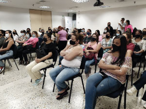 Fotografía de la reunión de inicio del  programa Resilientes con un encuentro donde se tuvo la oportunidad de recibir unas sentidas palabras de bienvenida por parte del Pbro. Eduin Salazar, rector del Cibercolegio UCN, a padres de familia y equipo de trabajo.