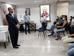 Fotografía de la reunión de inicio del  programa Resilientes con un encuentro donde se tuvo la oportunidad de recibir unas sentidas palabras de bienvenida por parte del Pbro. Eduin Salazar, rector del Cibercolegio UCN, a padres de familia y equipo de trabajo.