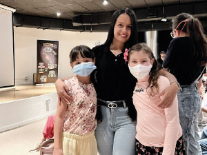 Fotografía de alumnos y docentes del Cibercolegio UCN visitando el planetario de Medellín.5