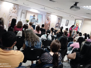 Fotografía de la reunión de inicio del  programa Resilientes con un encuentro donde se tuvo la oportunidad de recibir unas sentidas palabras de bienvenida por parte del Pbro. Eduin Salazar, rector del Cibercolegio UCN, a padres de familia y equipo de trabajo.