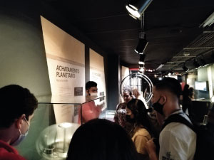 Fotografía de alumnos y docentes del Cibercolegio UCN visitando el planetario de Medellín.6