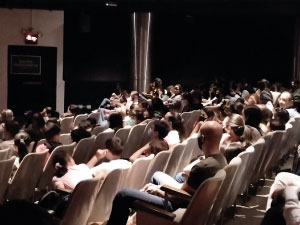 Fotografía de alumnos y docentes del Cibercolegio UCN visitando el planetario de Medellín.7