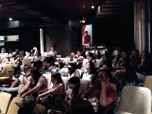 Fotografía de alumnos y docentes del Cibercolegio UCN visitando el planetario de Medellín.8