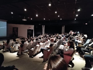 Fotografía de alumnos y docentes del Cibercolegio UCN visitando el planetario de Medellín.9