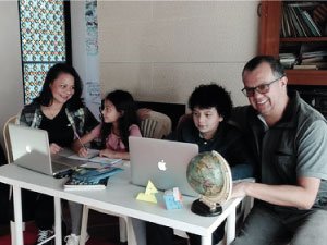 Imagen de familia Ciber compartiendo la aventura de aprender
